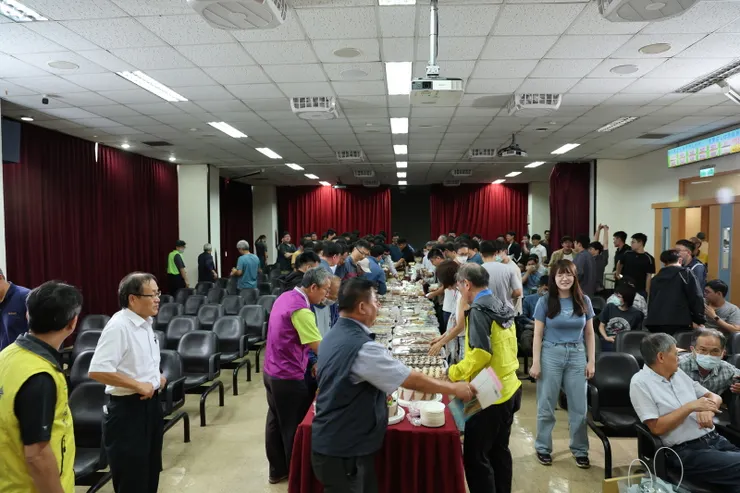 【同仁享用茶點】