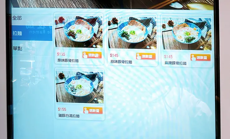 小白拉麵菜單螢幕，顯示原味豚骨、蒜味豚骨、麻辣豚骨與雞豚白湯四款拉麵選項及小菜，東湖巷弄美食推薦。