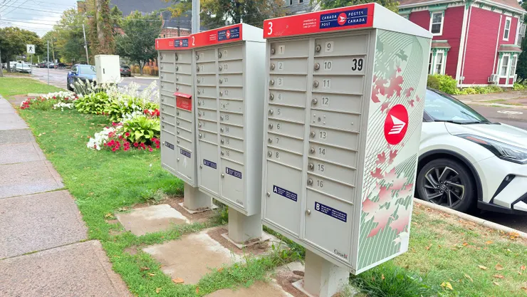 紅色是寄信的投遞口。下方較大是包裹格，信件和開包裹格鑰匙寄到各戶小郵箱。