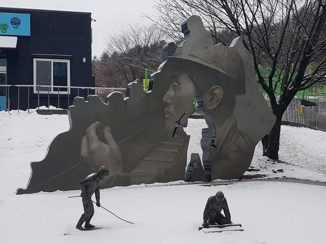 保寧石炭博物館室外展區的礦工造像