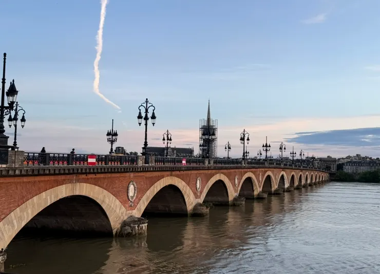 來到河的對岸,等待亮燈的時候