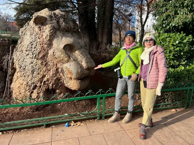 跟石獅合照要排隊很久喔！