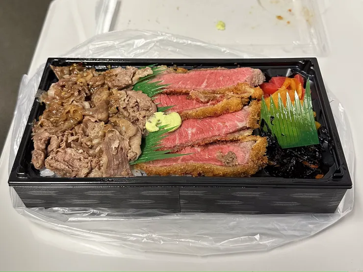 拆開包裝發現配菜蠻豐富，而且就算是冷便當，牛味仍然能夠保留！