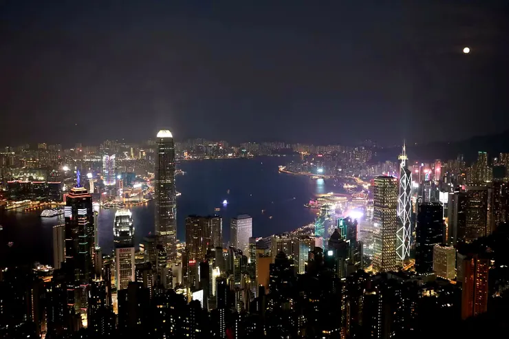 從香港太平山俯瞰維多利亞港的百萬夜景