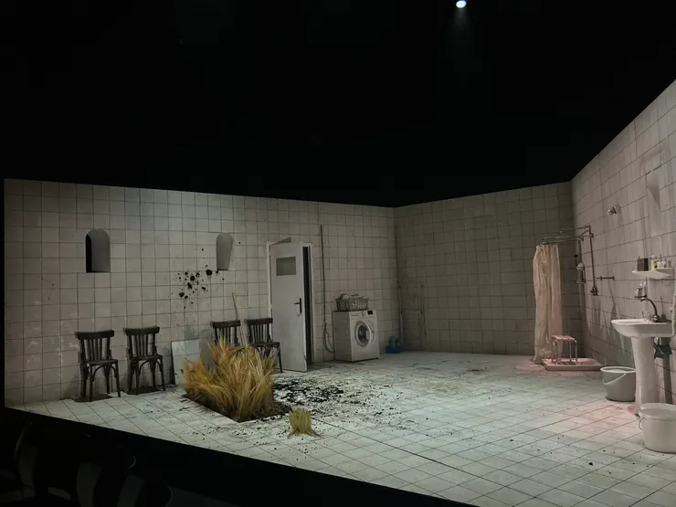 《仁慈小酒館》舞台