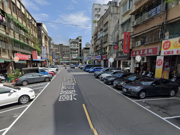 興隆路二段220巷，兩側公寓騎樓，都有許多燕子築巢