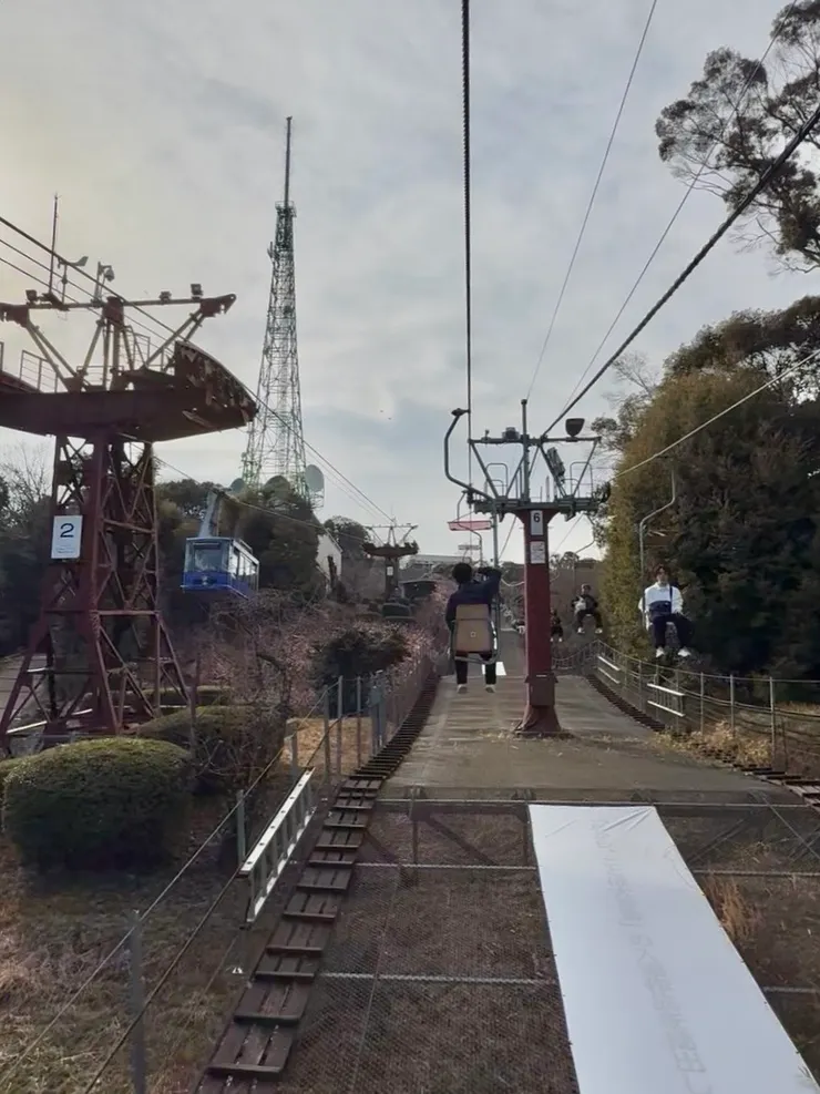 松山城纜車，左邊是車廂型的，右邊是單人乘坐的吊椅式纜車