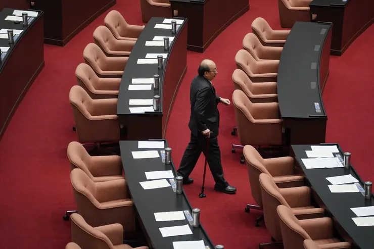 拄著拐杖的柯建銘