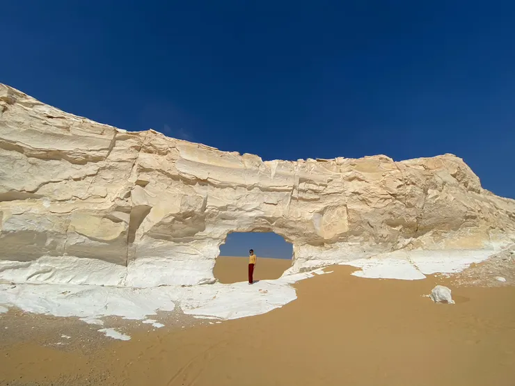 自然風化形成的「沙漠之窗」。(屬於黑白沙漠3天2夜行程)