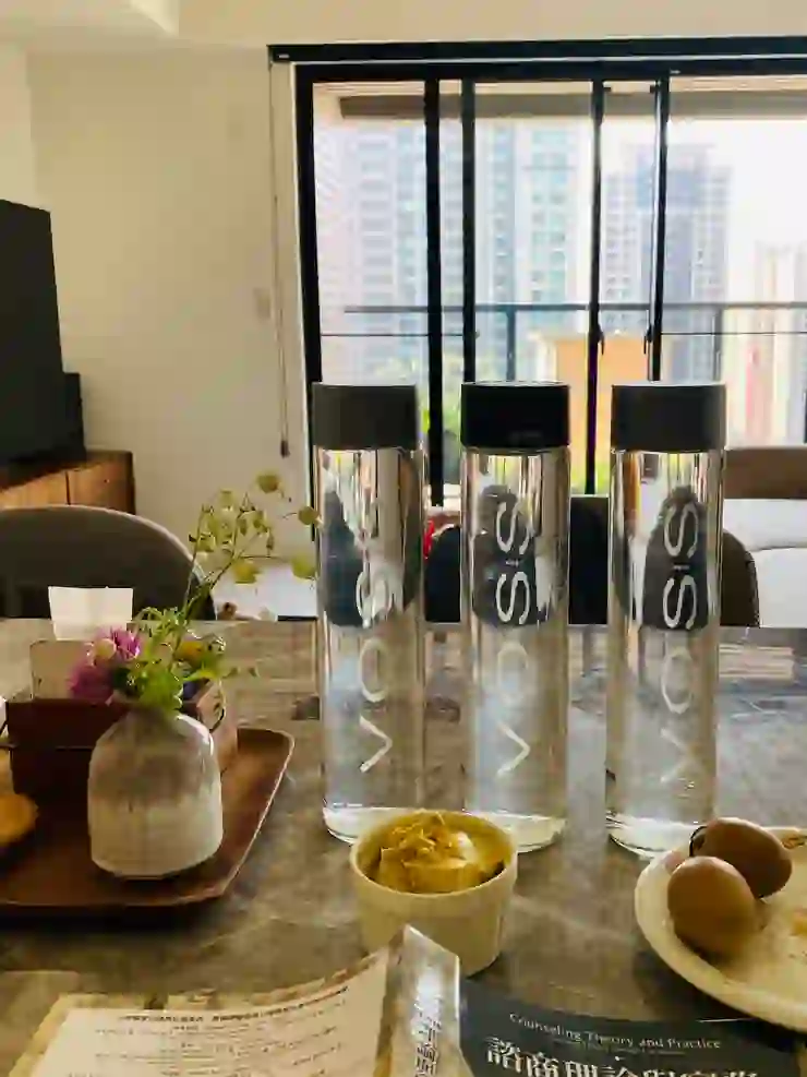 第二天,我在餐桌上享用我的理想生活。整理以來,每天裝滿水,放在餐桌上,成了我的晨間生活儀式!