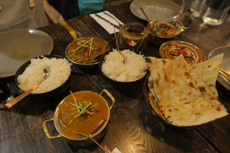 各式各樣的咖哩，還有米飯和囊