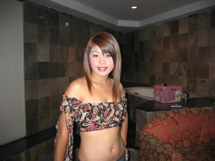 照片這位是早年在曼谷泰國浴點到的妹子(總覺得她長得有點像當時的某位電玩小魔女)