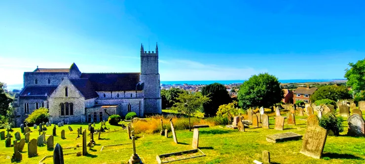 【登墓園俯瞰小鎮想到人生忽如寄！墓園頂端有海斯最好的視野，從高街到海峽一覽無遺。】