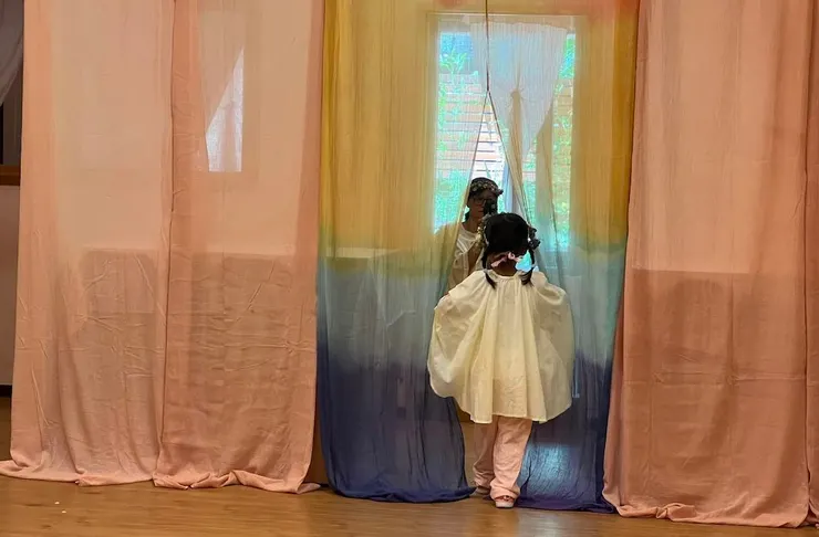 ▲走過彩虹布簾,往下一階段前進。