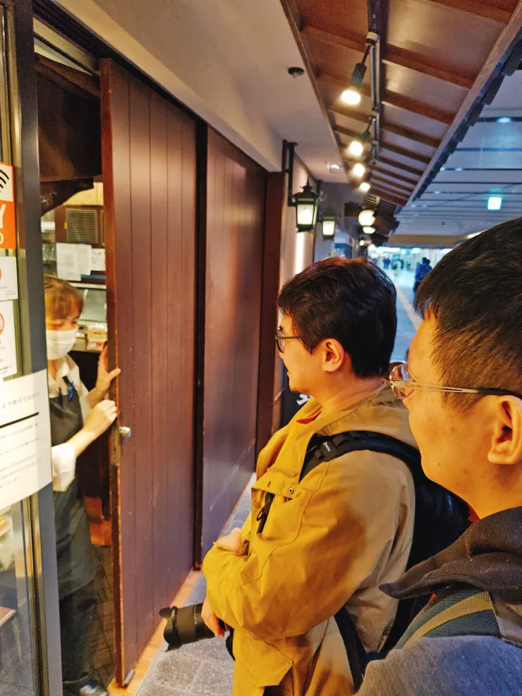 開店前就到店排隊