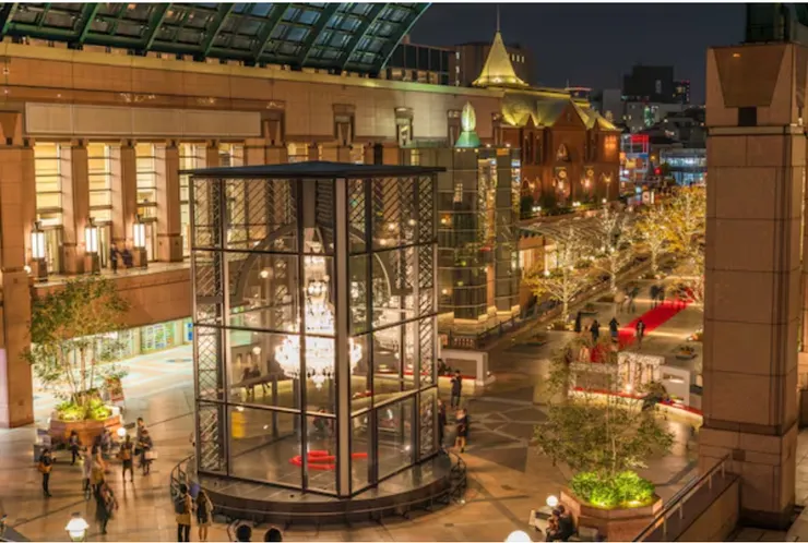 昭和時代的聖誕節也比明治、大正時代更加洋派、西化，東京的帝國飯店也曾經舉辦大型聖誕派對。圖為日本東京街頭的聖誕節裝飾。(圖源/深度日本)