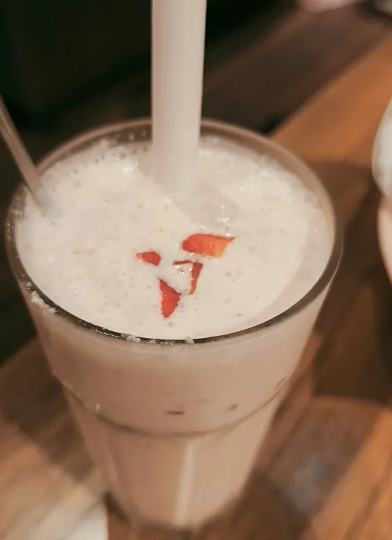 香草冰淇淋的風味真的蠻重的，嗜甜的人很適合👍