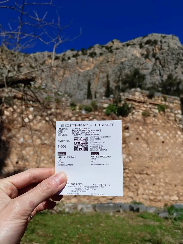 導遊會幫大家換票,就可以進去啦!