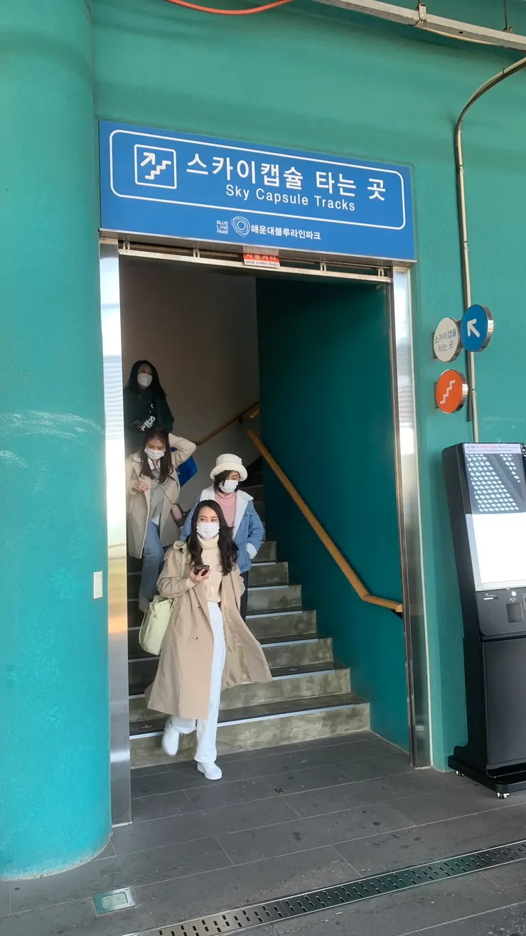 網路有購票就直接到2樓報到。