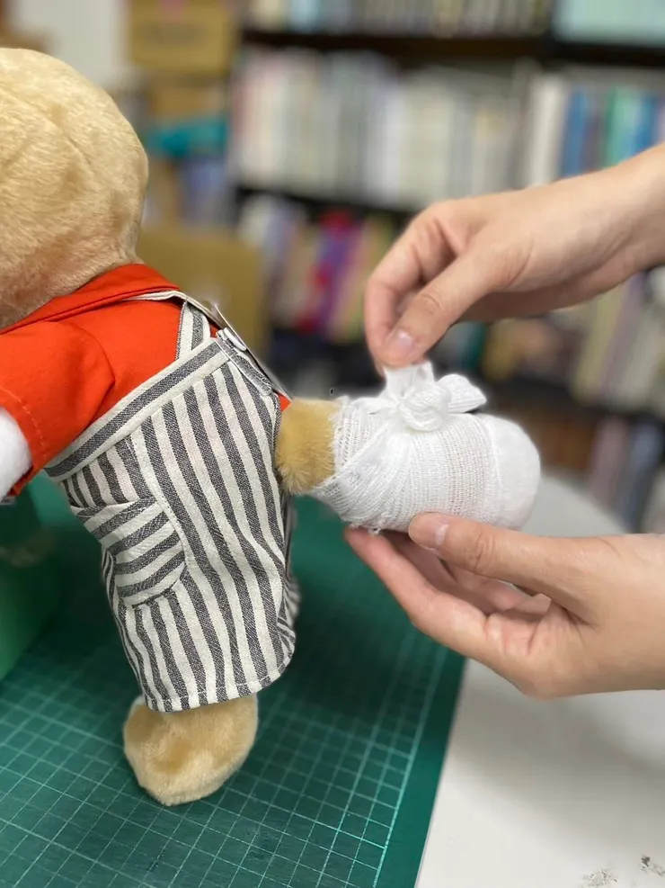 幫小根玩偶包紮