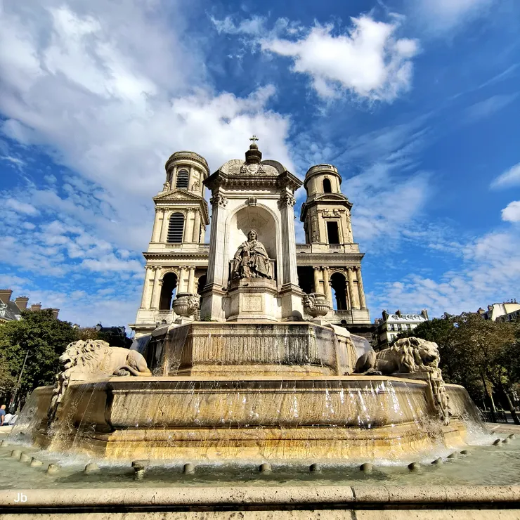 【廣場中央四主教噴泉嗚咽著不平！正後方為教堂。】