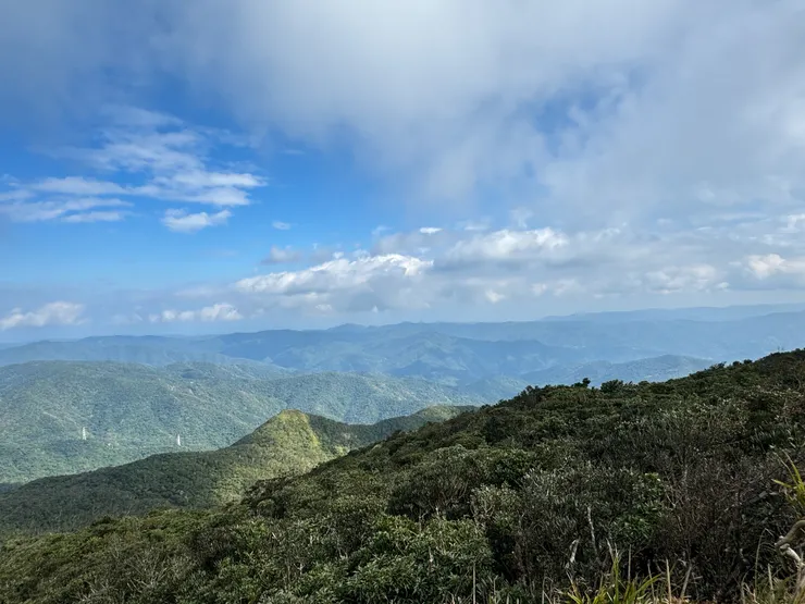 山巒交錯綿延