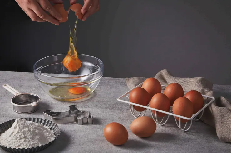 圖說：「金馬61人道蛋禮盒」內含友善平飼雞蛋，蛋黃香濃無腥味，蛋白更是Q彈，品質檢測皆為「AA級」最高標準。（資料來源：勤億蛋品科）