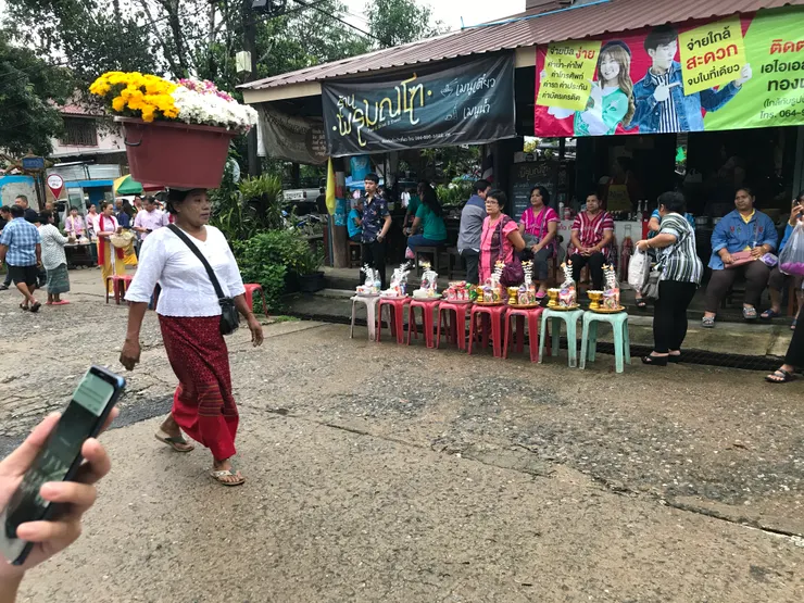 隨處可見當地民族頭頂重物行走，實屬壯觀景象