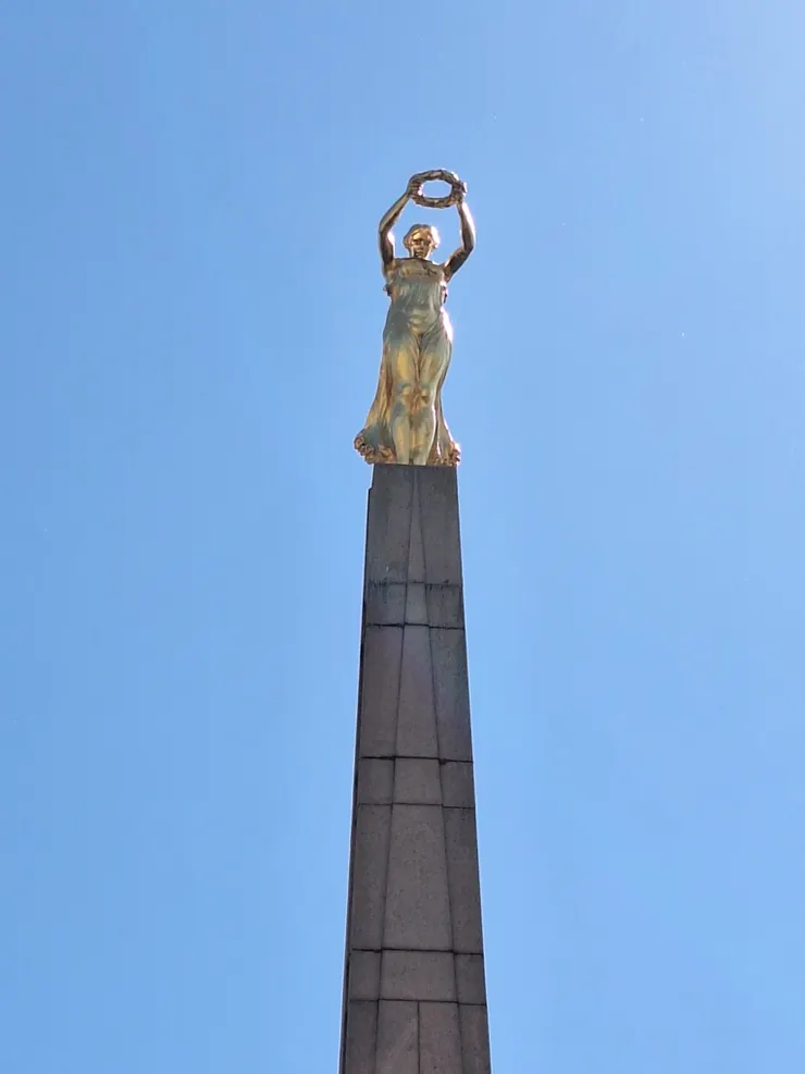 金色少女像，位於盧森堡南部盧森堡市的憲法廣場(Place de la Constitution)，念碑是1923年完工的，當時是為了紀念一戰中所陣亡的3,000名盧森堡士兵