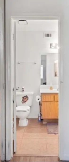 我們在整理好新房前,先將貓主子們先暫時放在浴室內,並放上他們熟悉的地毯、食物、水以及貓砂盆,以讓他們降低不安感。