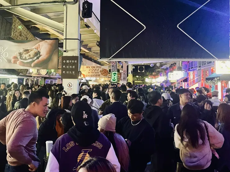 曾經是軍隊武裝鎮壓青年學生的地方，現在的圓山花博是民眾喝酒跳舞和辦展的聖地。