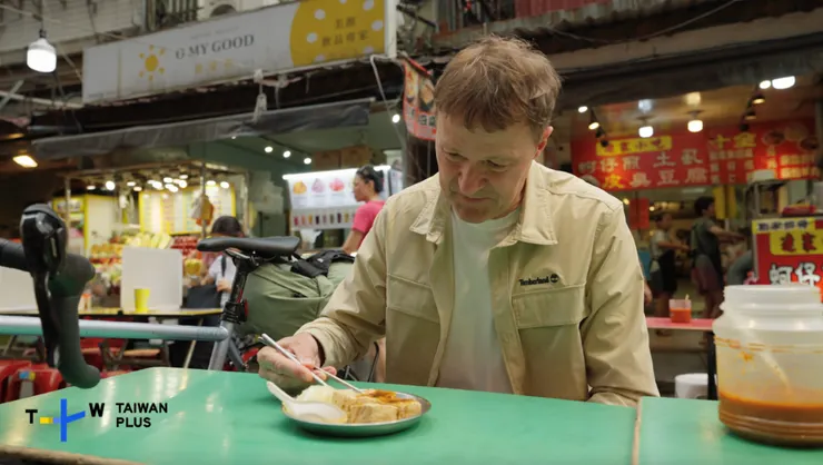 尼爾斯歐勒挑戰臭豆腐,動筷子前的他面色凝重,吃下第一口後卻笑顏逐開,大喊自己成為了「臭豆腐男」。