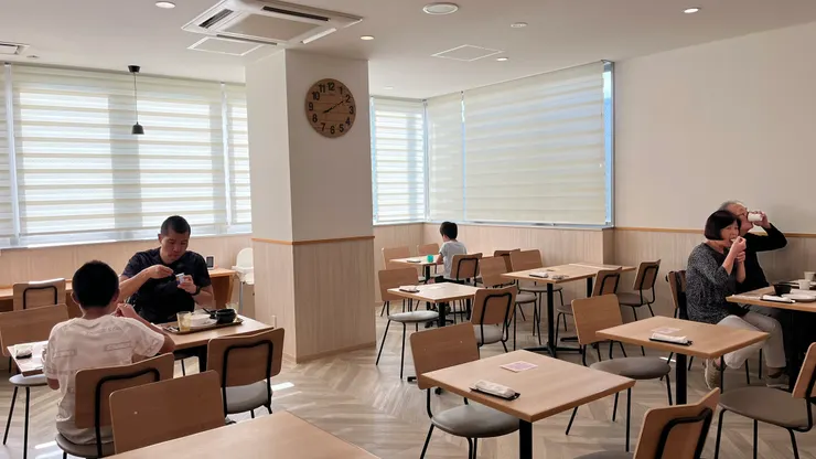 早餐會場營造出簡約溫馨的 「咖啡廳風」。