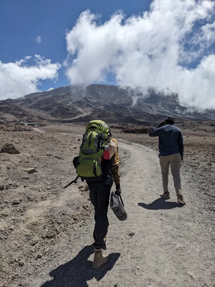 快走到Kibo山屋時,師兄來了,左邊是師兄,右邊是黑糖