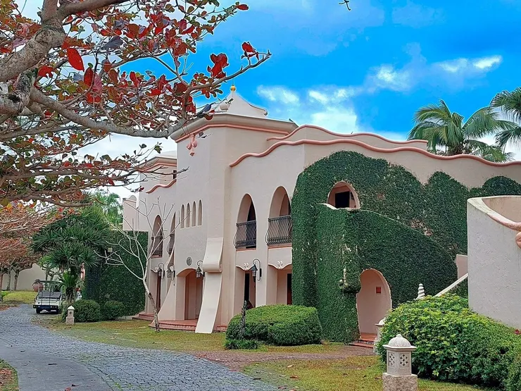 ▲西班牙高第曲線式建築為理想大地的最大特色，置身其中，感受濃濃異國氛圍。(圖／花蓮理想大地渡假飯店提供)