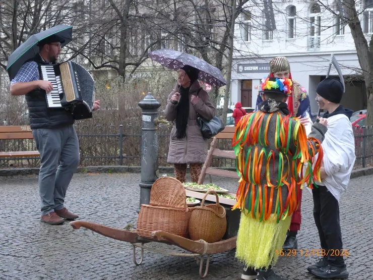 車子裝滿捷克小食供參加者免費享用，所有人都圍著這個車子聊天和唱歌