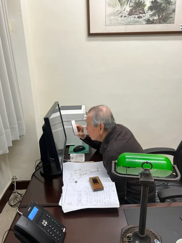 爸爸視力不好，看電腦螢幕很吃力。弟弟曾經提議讓他幫忙過濾爸爸的emails，重要的再印出來給爸爸讀就好。但是他寧願用放大鏡湊近到螢幕前，親自讀emails。他還問我許多操作電腦的問題，一再練習就記得了。