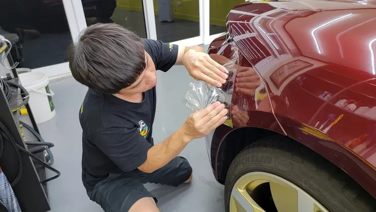 台南汽車包膜推薦【方程式汽車包膜】輕微擦傷沒煩惱！保時捷Ta