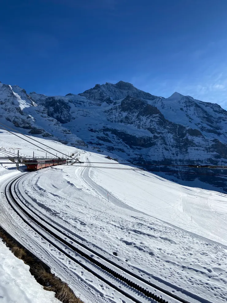 小夏戴克Kleine Scheidegg轉乘齒軌列車至Grindwald或Wegen