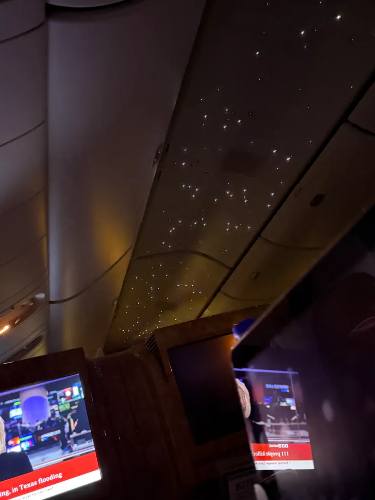 晚上睡覺時機艙的模擬星空