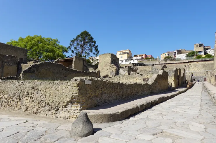 在維蘇威火山下的Herculaneum古城。看得出亮點在哪嗎？答案是這裡有近兩千年前羅馬人輔助馬車轉彎的裝置和車輪壓過的痕跡。如果不是我那飽讀詩書的朋友，我也不會知道。
