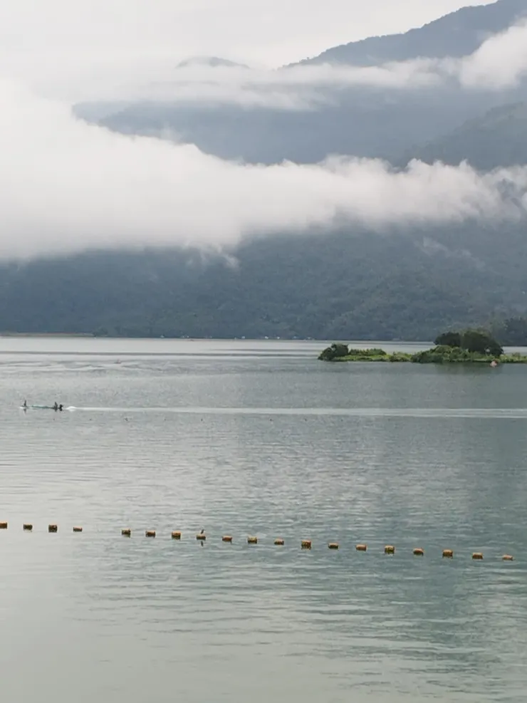 向山環湖步道可近看拉魯島  河童拍攝/2023年