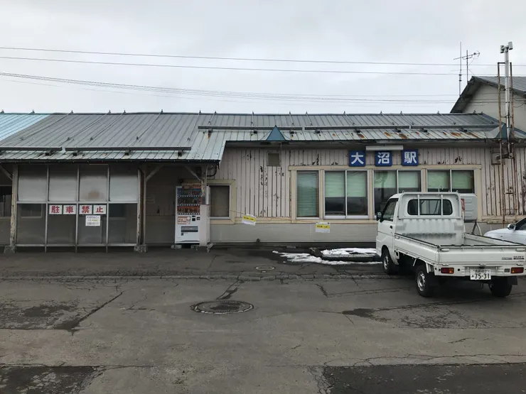 鐵皮搭起的大沼站