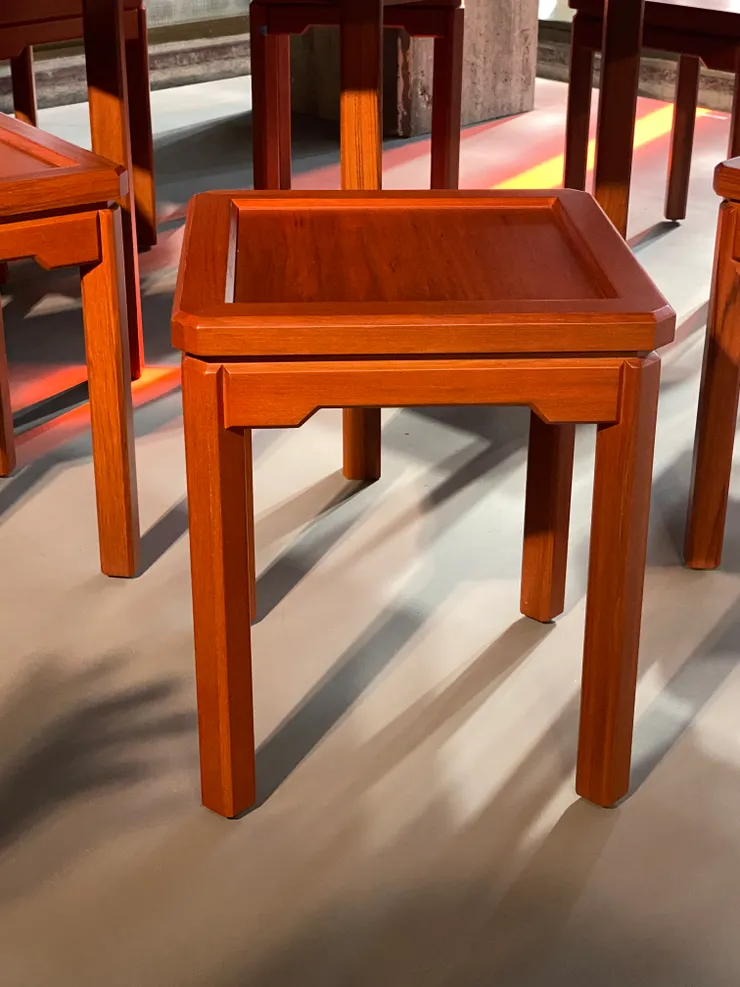 四十五度倒角處理的餐凳