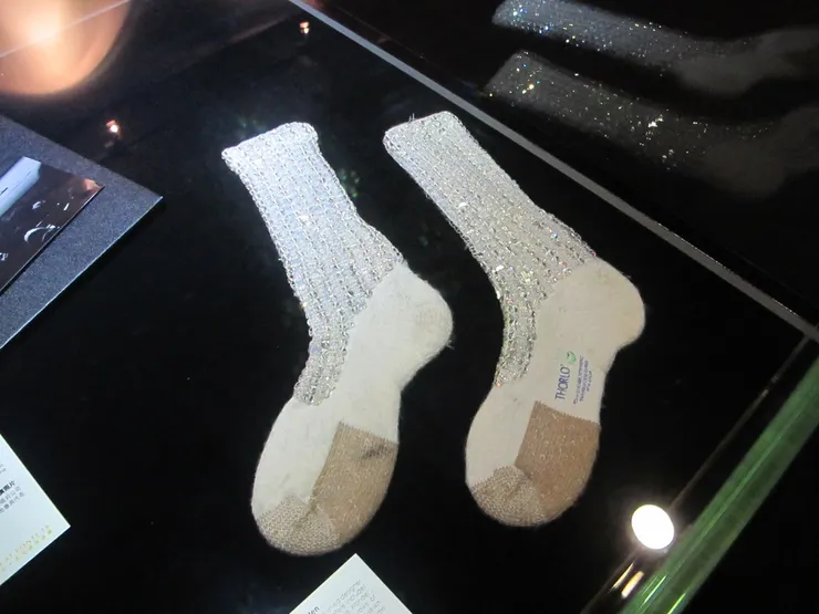 雙襪子也是跟白色水晶手套一樣，被MJ戴著第一次表演《Billie Jean》。