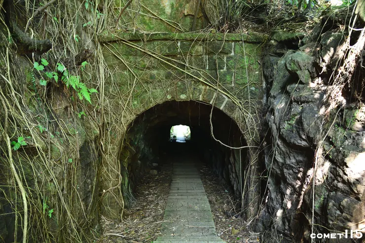 琉榔腳觀光步道上的唯一一座隧道在地塹之中，內部的石階隨坡度陡下(攝於2023.9.)