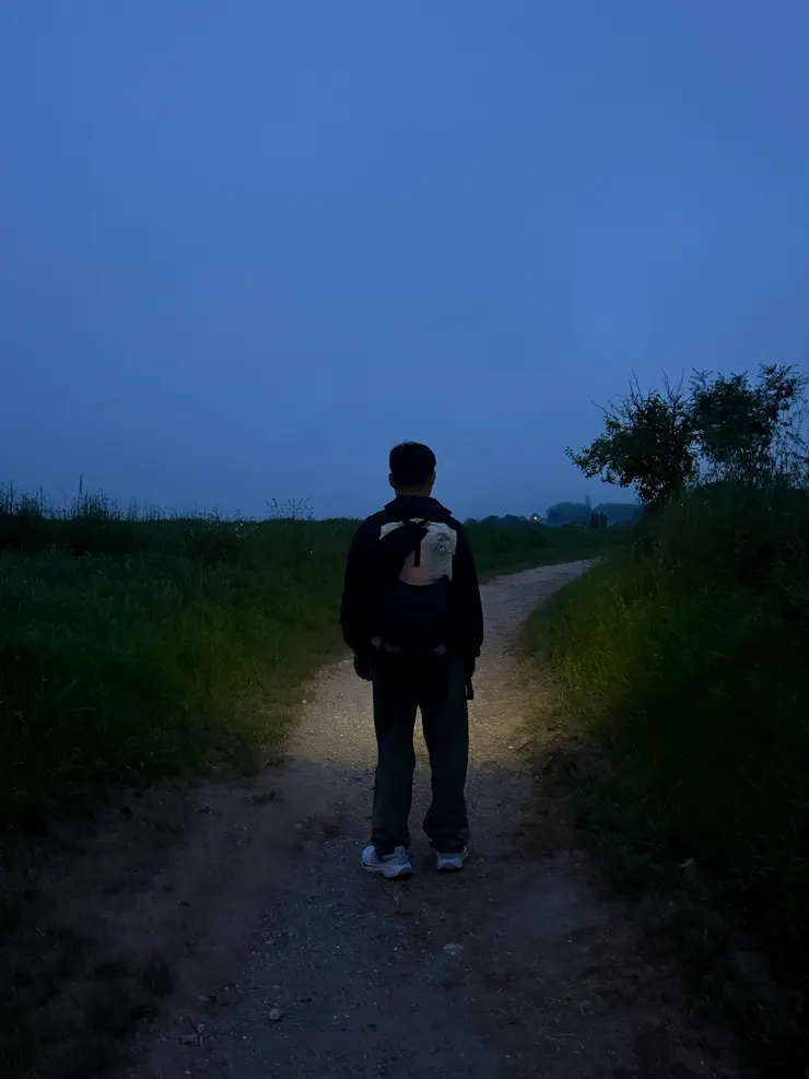 從黑暗走向光明的温尢