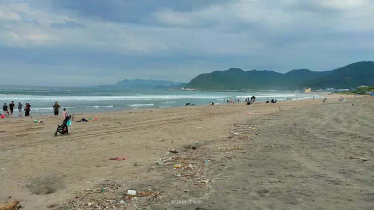 滿地是塑膠垃圾