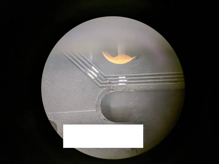 挖開電路表層，準備放入管線。