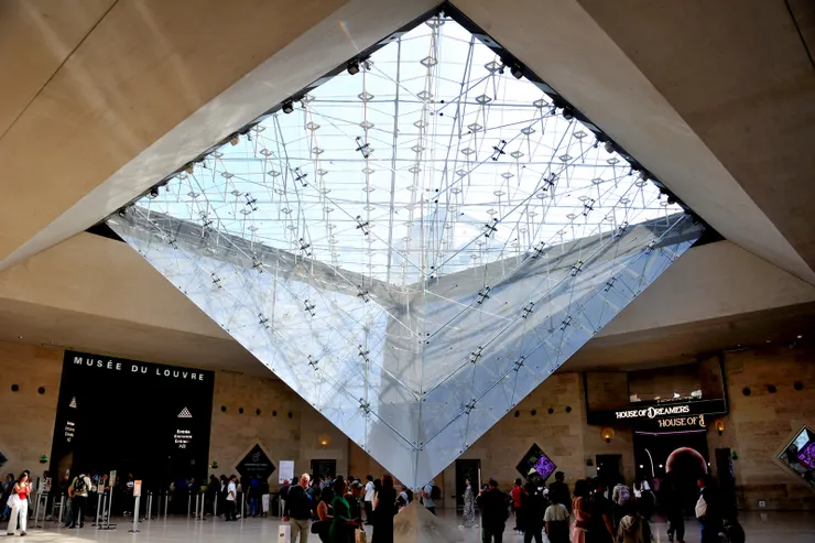 【收藏龐大時不我予且觀眾生百態 館前廳倒金字塔下徘徊頗不甘心】